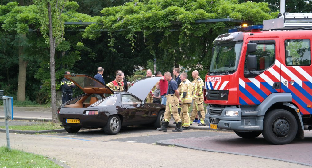 Autobrand bij gemeentekantoor Oranjeplein.