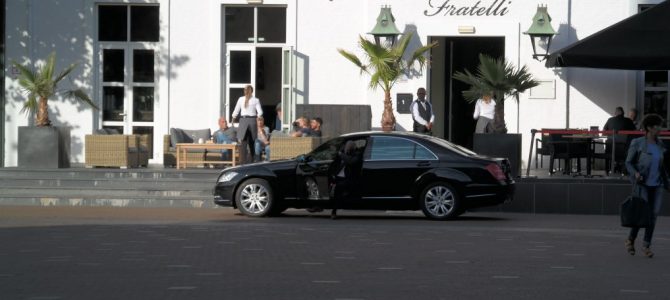 Veel CD wagens op Raadhuisplein. Veel CD wagens op Raadhuisplein.