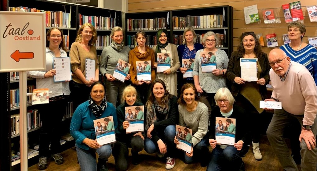 Taalvrijwilligers krijgen certificaat.