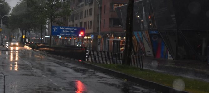 Flinke bui in het centrum. Flinke bui in het centrum.