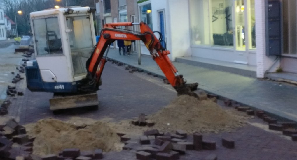 Nieuwe bestrating Noordweg eruit.