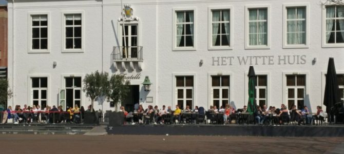 Terrassen vol op het Raadhuisplein. Terrassen vol op het Raadhuisplein.