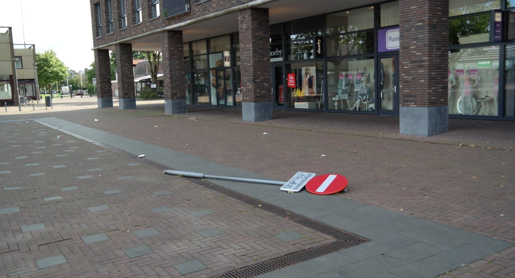 Vandalen slopen verkeersbord.