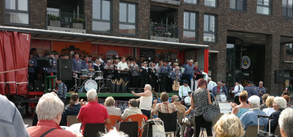 Terrasweer tijdens Shantykoren festival.