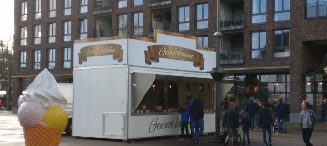 Oliebollenkraam vrijdag weer open. Oliebollenkraam vrijdag weer open.