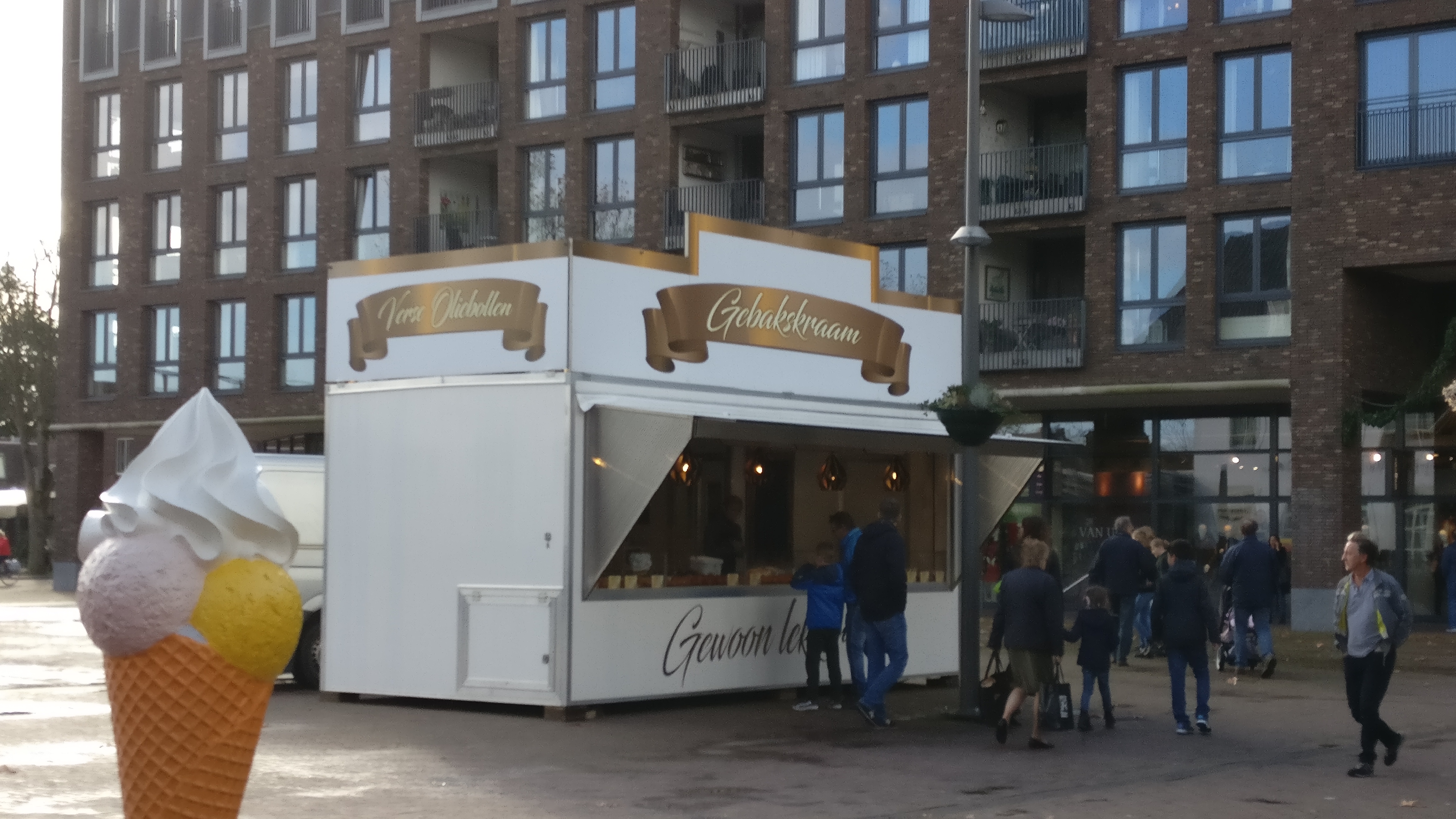 Oliebollenkraam weer op Raadhuisplein.